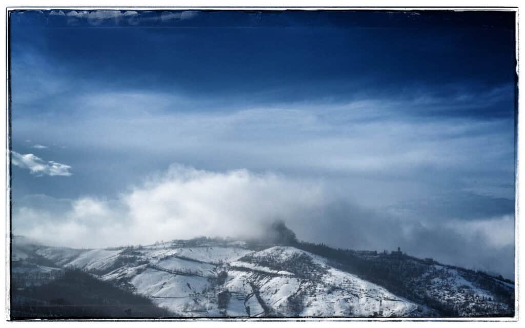 Vista aerea con drone di Canossa tra le nuvole - composizione fotografica per scoprire soggetti dall'alto