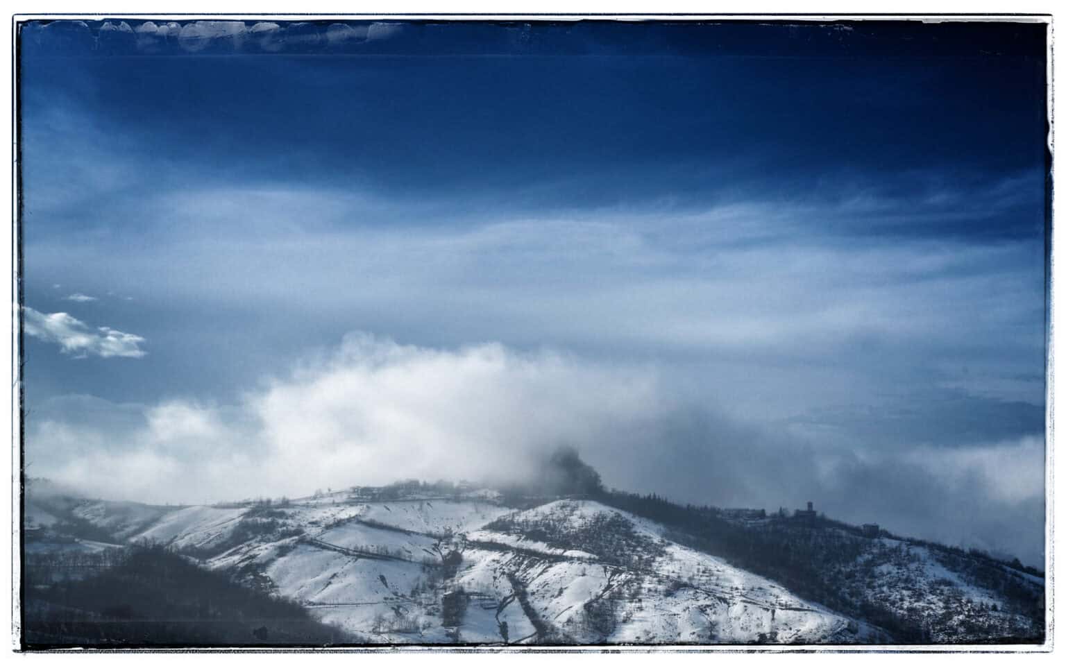 Vista aerea con drone di Canossa tra le nuvole - composizione fotografica per scoprire soggetti dall'alto