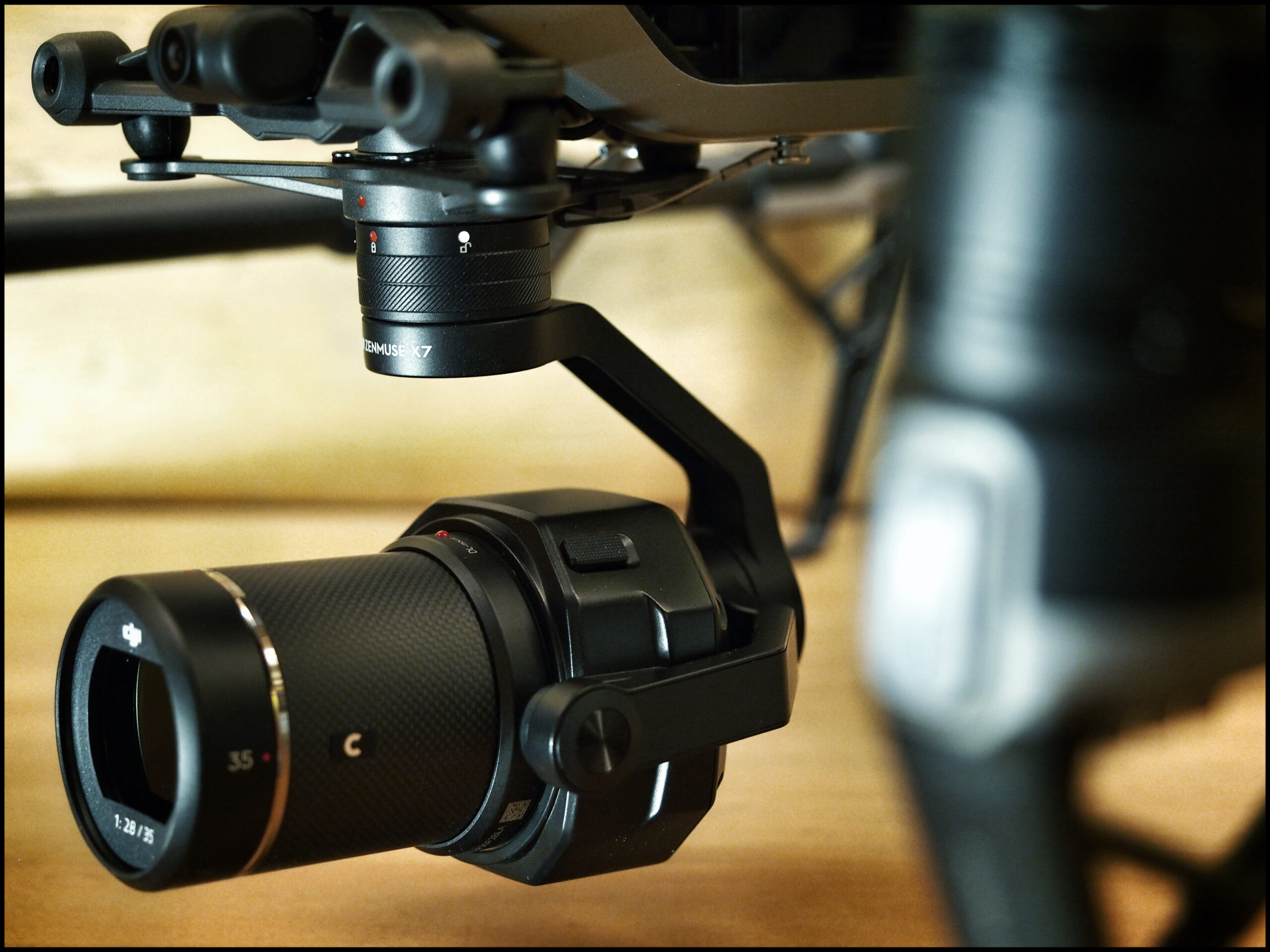 DJI Zenmuse X7 camera professionale montata su drone - sensore Super 35 per riprese cinematografiche in volo